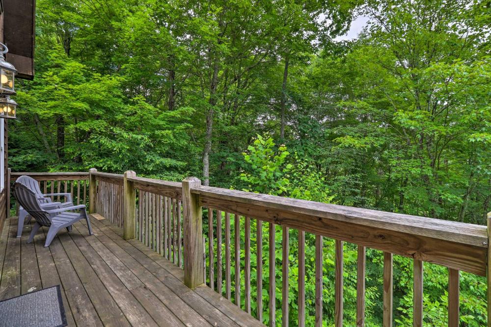 Cozy Boone Cabin with Deck Close to Downtown!
